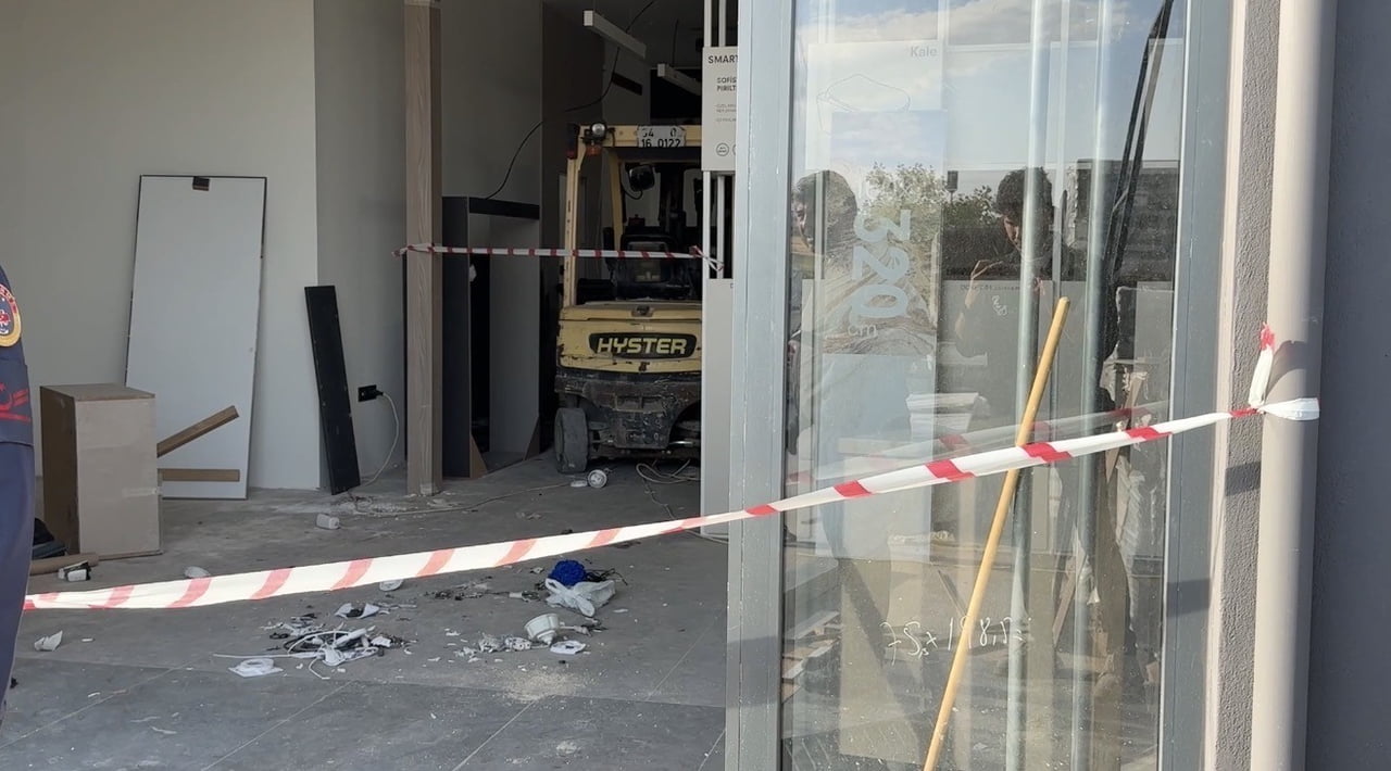 GAZİANTEP'TE YAPI MALZEMELERİ SATILAN BİR İŞ YERİNDE DEVRİLEN MERMER BLOĞUN ALTINDA KALAN 1 İŞÇİ...