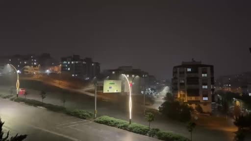 Gaziantep’te etkili olan sağanak yağmur yolları göle çevirdi