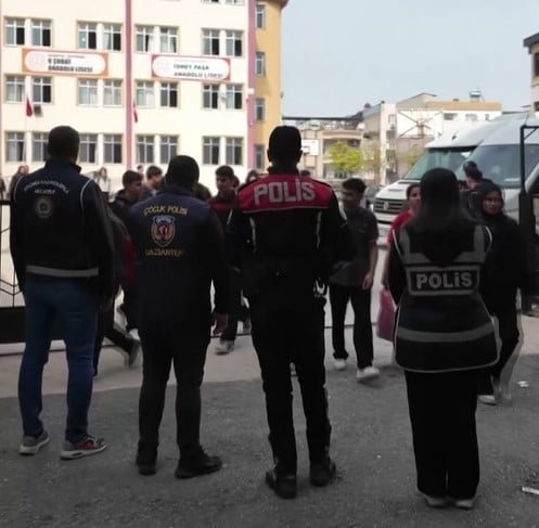 GAZİANTEP’TE OKUL ÇEVRELERİNDE DENETİMLERİNİ ARTTIRAN EMNİYET EKİPLERİ, HUZUR-GÜVEN-ASAYİŞ...