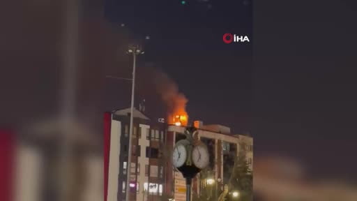 Gaziosmanpaşa’da AVM’nin çatısında yangın