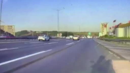 Gaziosmanpaşa kaza anı kamerada: 1 yaralı