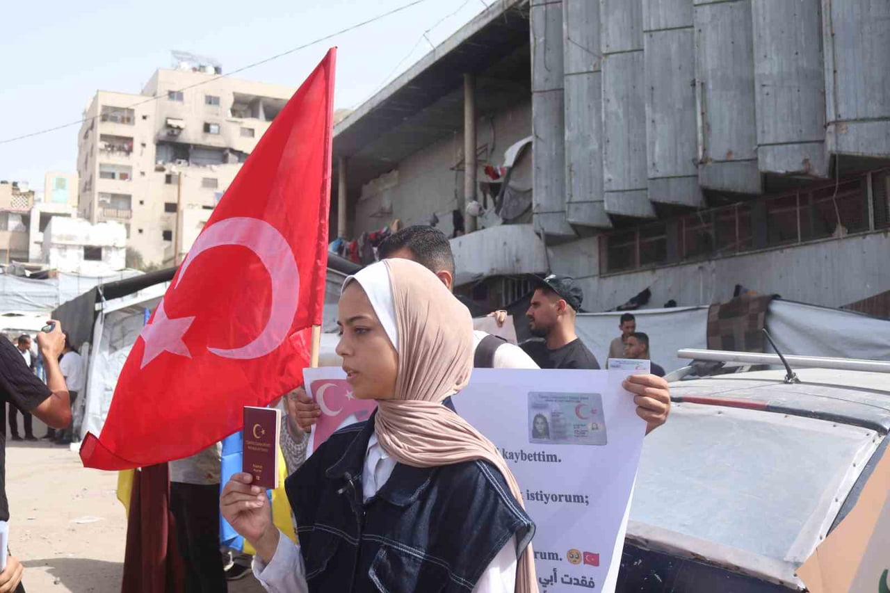 GAZZE ŞERİDİ'NDEKİ TÜRK VATANDAŞLARI, İSRAİL SALDIRILARININ ARDINDAN SEYAHATLERE GETİRİLEN...