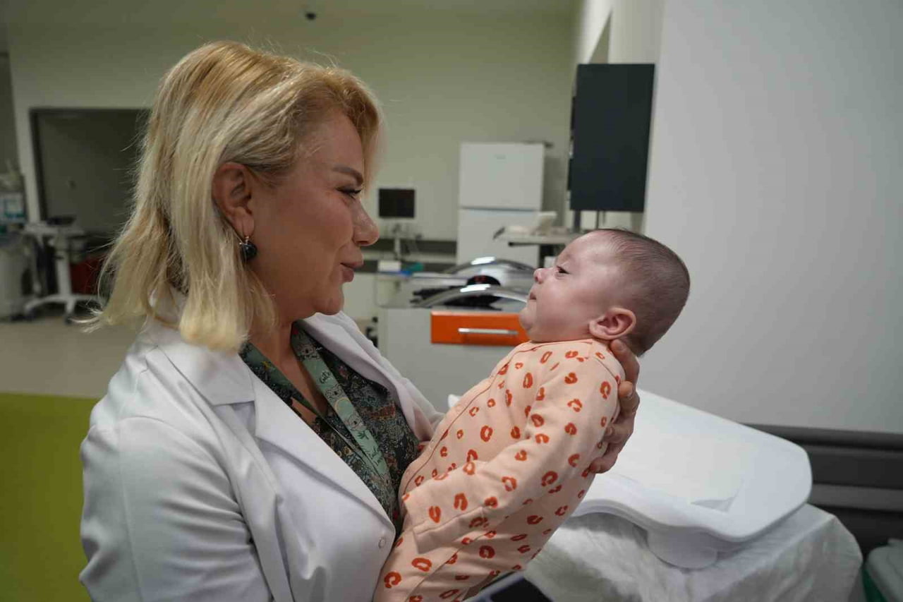 GEBELİĞİN 24. HAFTASINDA 720 GRAM AĞIRLIĞINDA DÜNYAYA GELEN BAHAR BEBEK, TEDAVİ SÜRECİNDE 600...