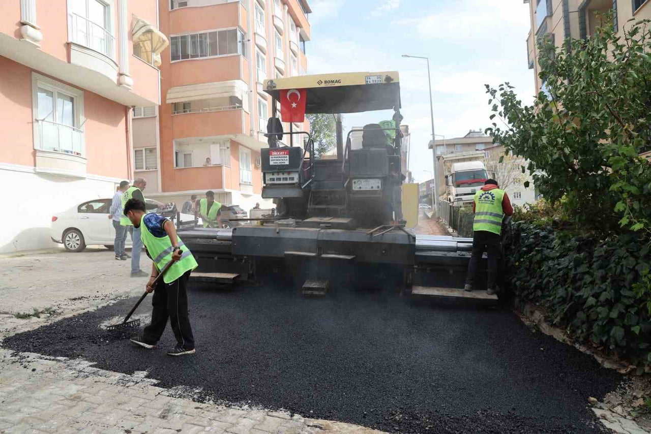 GEBZE BELEDİYESİ EKİPLERİ, İLÇE GENELİNDE ASFALT YAMA, YOL TADİLATI VE PARKE DÖŞEME ÇALIŞMALARINI...