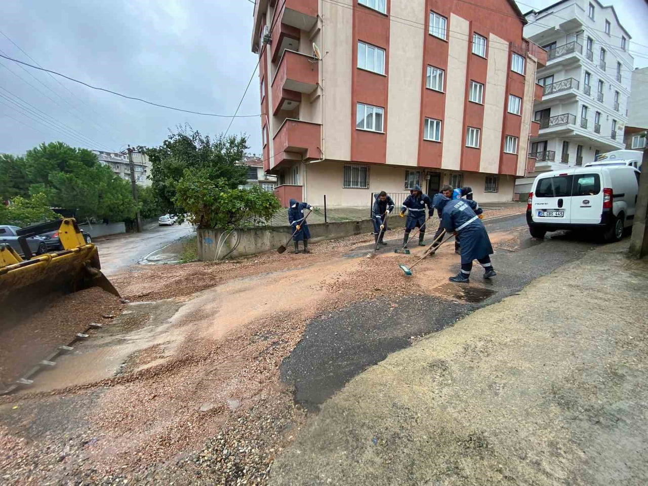 GEBZE BELEDİYESİ, KENT GENELİNDE ETKİLİ OLAN SAĞANAK YAĞIŞIN OLUMSUZ ETKİLERİNİ EN AZA İNDİRMEK...