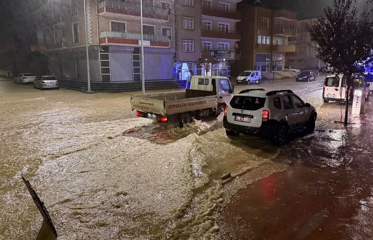 GECE SAATLERİNDE ETKİSİNİ GÖSTEREN KUVVETLİ YAĞIŞ, KAYNARCA İLÇE MERKEZİNDE SU BASKINLARINA YOL...
