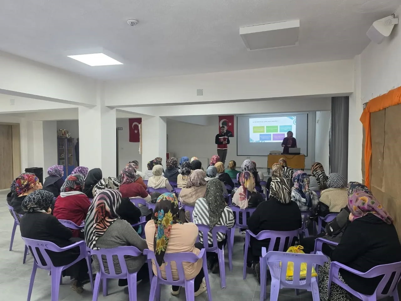 GEDİZ’DE VELİLERE OKUL VE AİLE EĞİTİMİ VERİLDİ