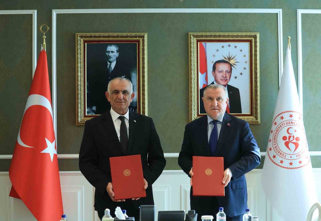 GENÇLİK VE SPOR BAKANI OSMAN AŞKIN BAK (SAĞDA) İLE KKTC MİLLİ EĞİTİM BAKANI NAZIM ÇAVUŞOĞLU...