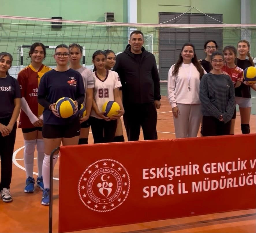 GENÇLİK VE SPOR İLÇE MÜDÜRÜ, VOLEYBOL KURSUNU ZİYARET EDEREK ÖĞRENCİLERLE BİR ARAYA...
