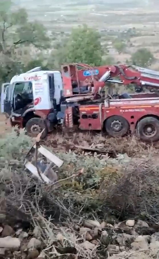 GERCÜŞ İLÇESİNDE KONTROLDEN ÇIKARAK ŞARAMPOLE YUVARLANAN VİNÇ SÜRÜCÜSÜ YARALANDI.