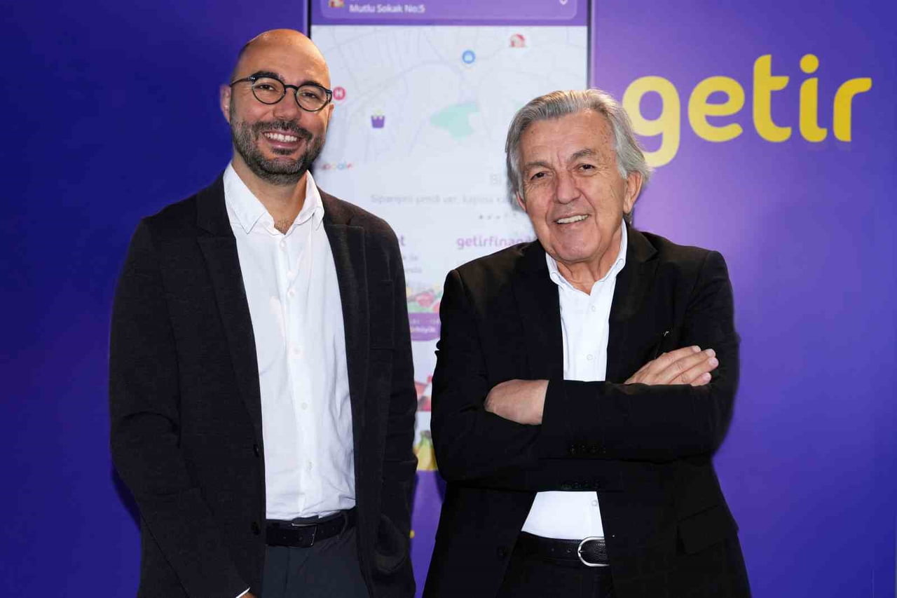 GETİR CEO'SU BATUHAN GÜLTAKAN (SOLDA) VE VERİ ENSTİTÜSÜ YÖNETİM KURULU BAŞKANI BEKİR AĞIRDIR...