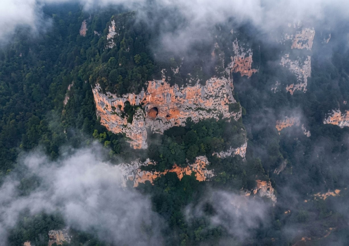 GİRESUN’UN KEŞAP İLÇESİNDE, UZAKTAN BAKILDIĞINDA TÜRKİYE HARİTASINI ANDIRAN KAYALIK OLUŞUM, DRONLA...