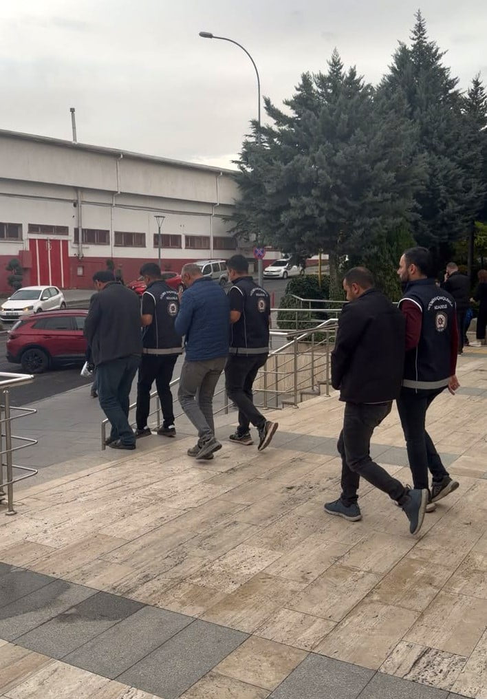 GÖÇMEN KAÇAKÇILIĞINDAN 3 ŞÜPHELİ TUTUKLANDI
