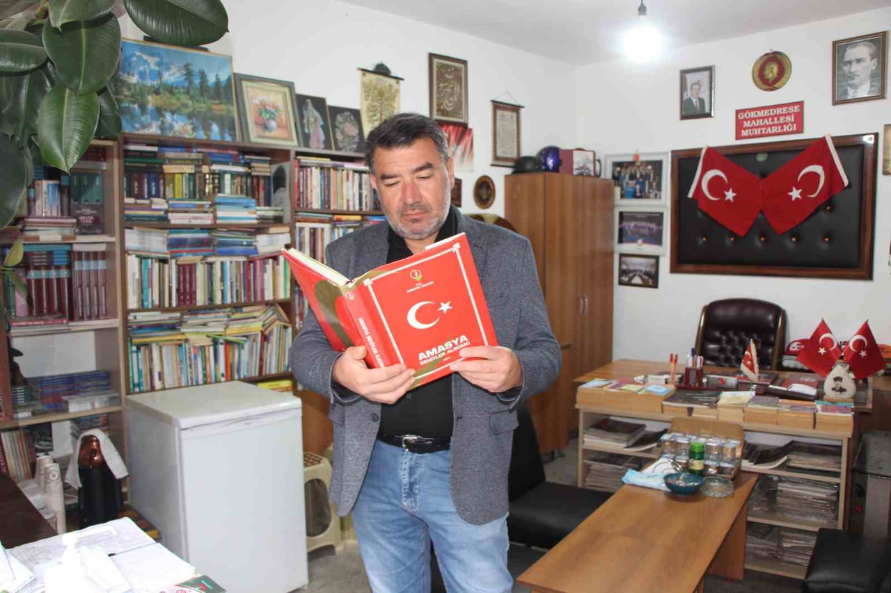 GÖKMEDRESE MAHALLESİ MUHTARI CEM YENİ, SATIN ALIP TOPLADIĞI 5 BİN KİTAPLA MUHTARLIK BÜROSUNDA MİNİ...