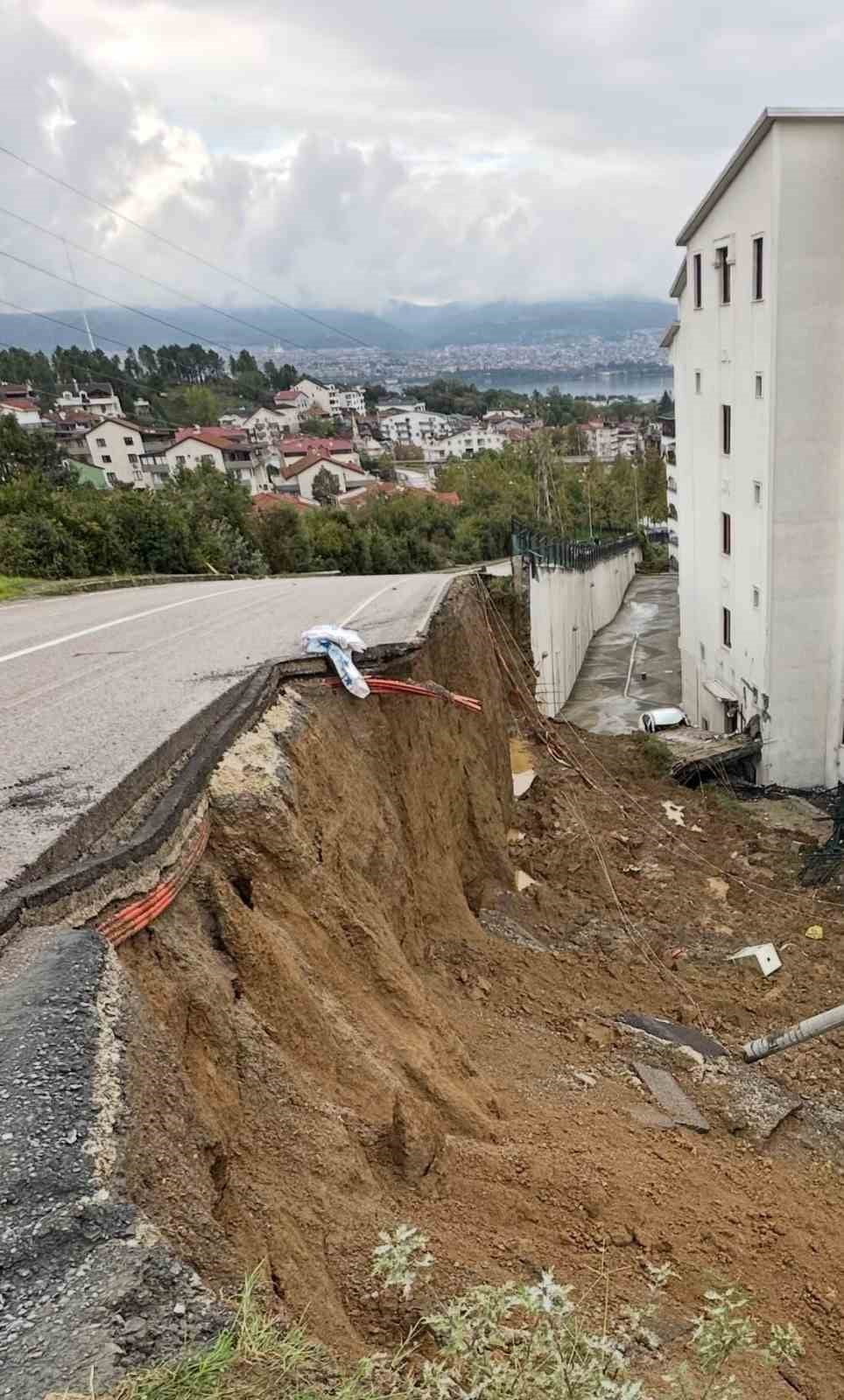 GÖLCÜK’TE YOĞUN YAĞIŞIN ARDINDAN SU BASKINLARI VE ÇÖKMELERE KARŞI EKİPLER SEFERBER OLDU....