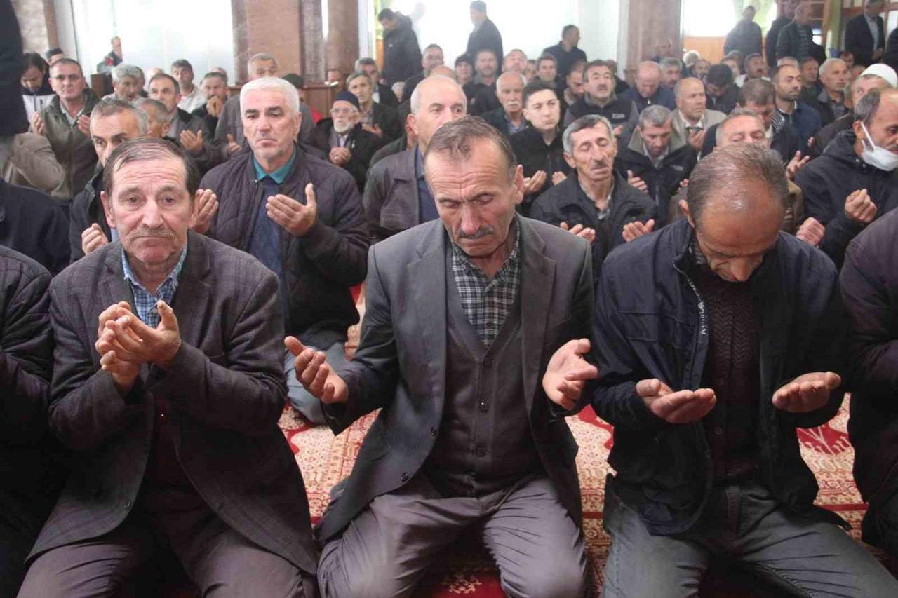 GÖLKÖY İLÇESİNİN GÜZELYURT MAHALLESİ'NDE MAHSULLERİNİ KURUTAMAYAN ÜRETİCİLER, BÖLGEDE ALIŞILMIŞIN...