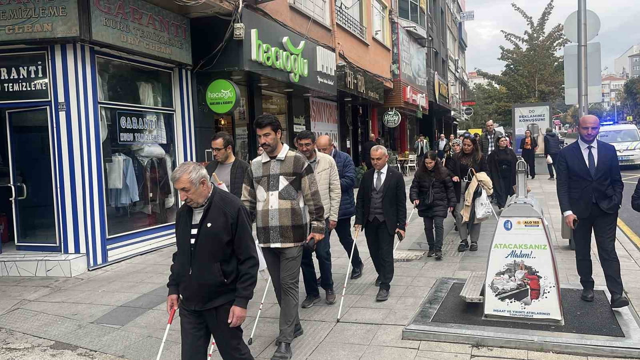 GÖRME ENGELLİ BİREYLER VE VATANDAŞLAR TARAFINDAN FARKINDALIK YÜRÜYÜŞÜ GERÇEKLEŞTİRİLDİ