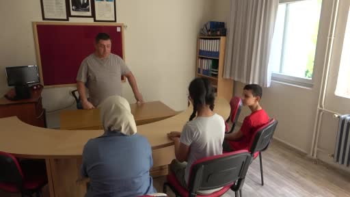 Görme engelli Hasan öğretmen, 20 yıldır öğrencilerine rehber oluyor