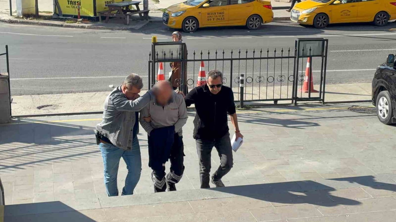 GÖZALTINA ALINAN ŞÜPHELİ, EMNİYETTEKİ İŞLEMLERİNİN ARDINDAN ADLİYEYE SEVK EDİLDİ.