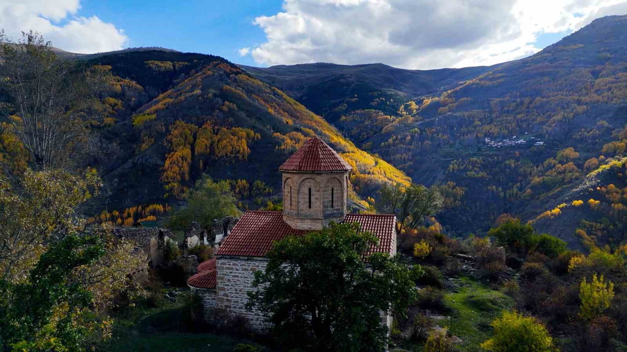 GÜMÜŞHANE'DE SONBAHAR, ÖRÜMCEK ORMANLARI'NIN DEV AĞAÇLARINDAN TARİHİ İMERA MANASTIRI'NIN ÇEVRESİNE...