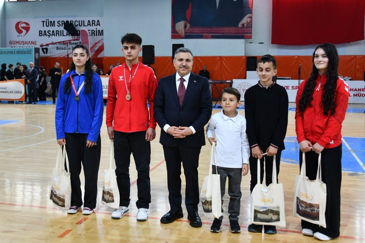 GÜMÜŞHANE’DE 29 EKİM CUMHURİYET BAYRAMI, DÜZENLENEN TÖREN VE ETKİNLİKLERLE KUTLANDI.