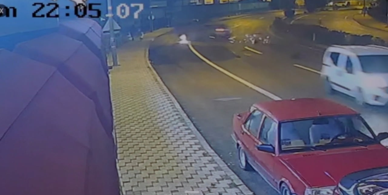 GÜMÜŞHANE’DE BAĞLARBAŞI MAHALLESİ KAZIM KARABEKİR CADDESİ’NDE KONTROLDEN ÇIKAN OTOMOBİL, REFÜJE...
