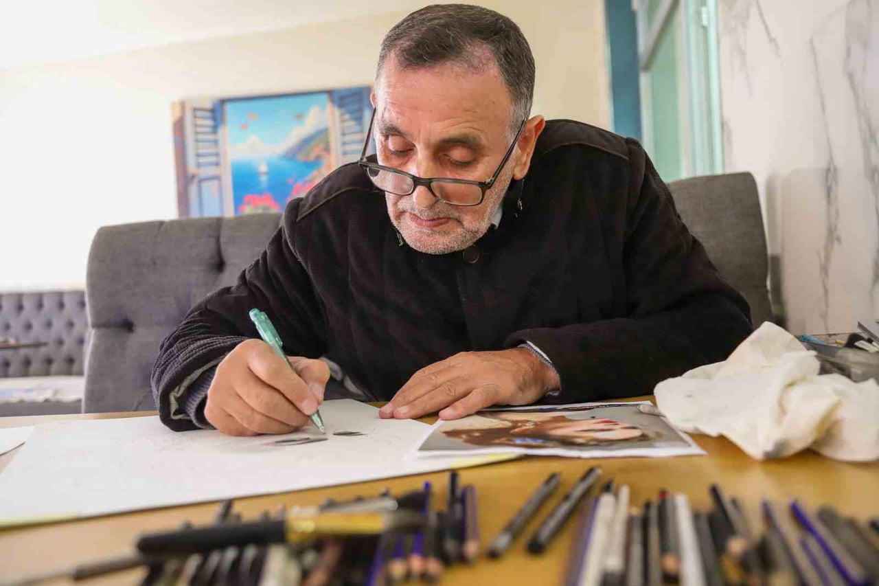 GÜMÜŞHANE’DE DOĞAN RESSAM FİKRET BOZKIR, EMEKLİLİK YILLARINDA USTALARDAN ALDIĞI EĞİTİMLERLE PORTRE...