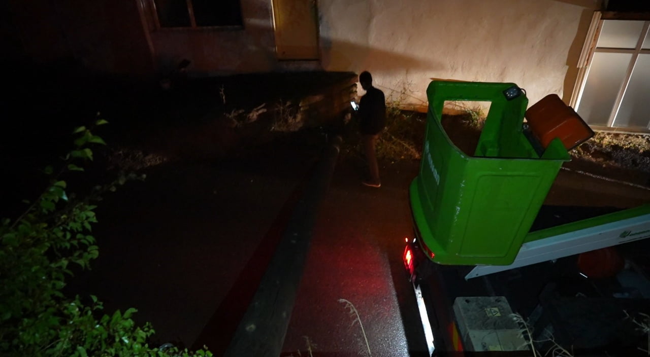 GÜMÜŞHANE’DE ELEKTRİK DİREĞİ MÜSTAKİL BİR EVİN BAHÇESİNE DEVRİLDİ.  KORKU VE PANİĞE NEDEN OLAN...