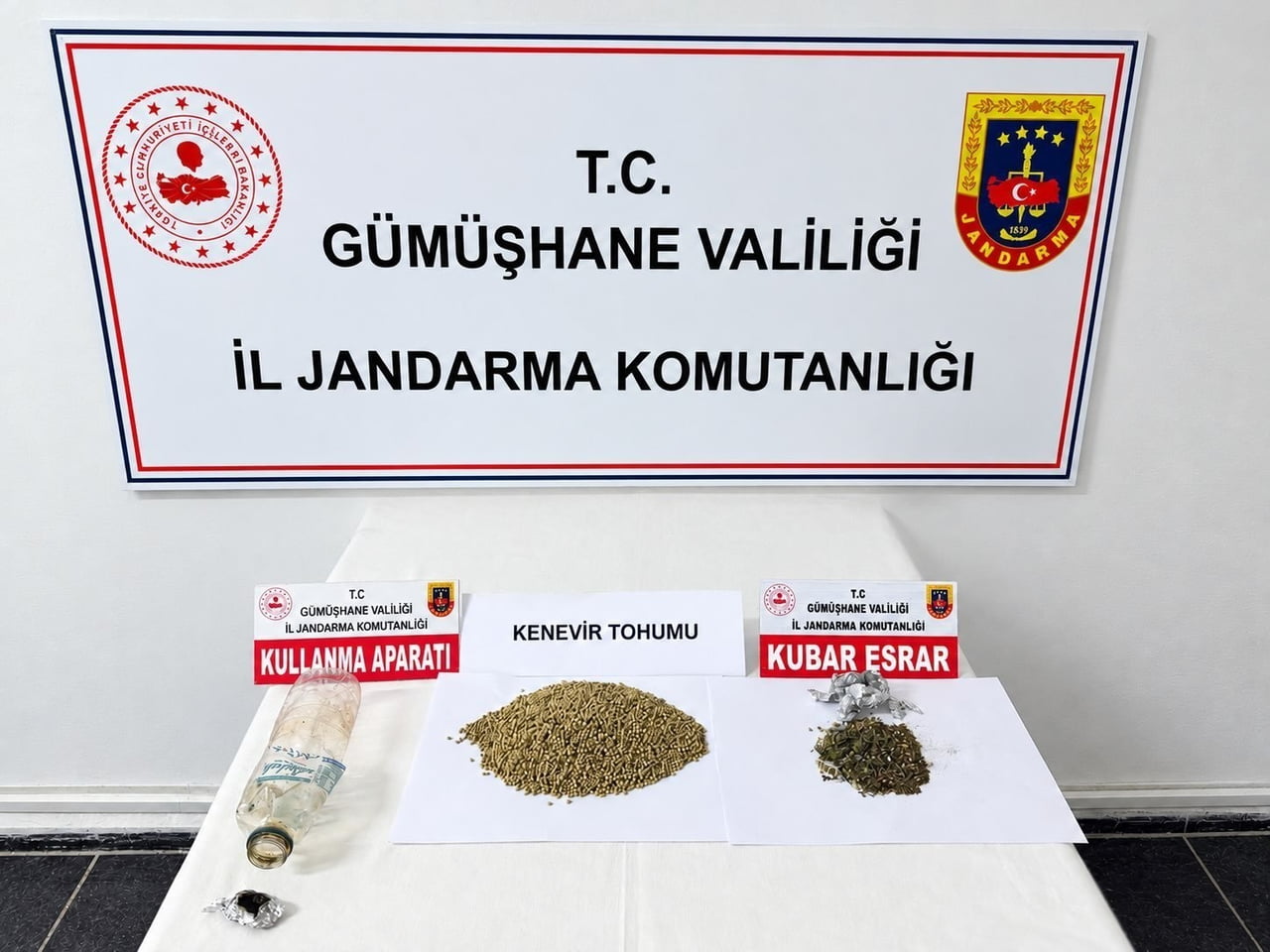 GÜMÜŞHANE’DE JANDARMA EKİPLERİNCE DURDURULAN ARAÇTA 7,5 GRAM KUBAR ESRAR VE 102,8 GRAM KENEVİR...