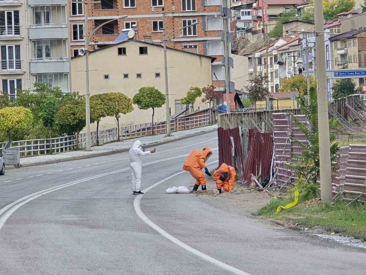 GÜMÜŞHANE’DE KANALİZASYONDAN ÇIKAN GAZ PANİĞE NEDEN OLURKEN, POLİS EKİPLERİ MEGAFONLARLA...