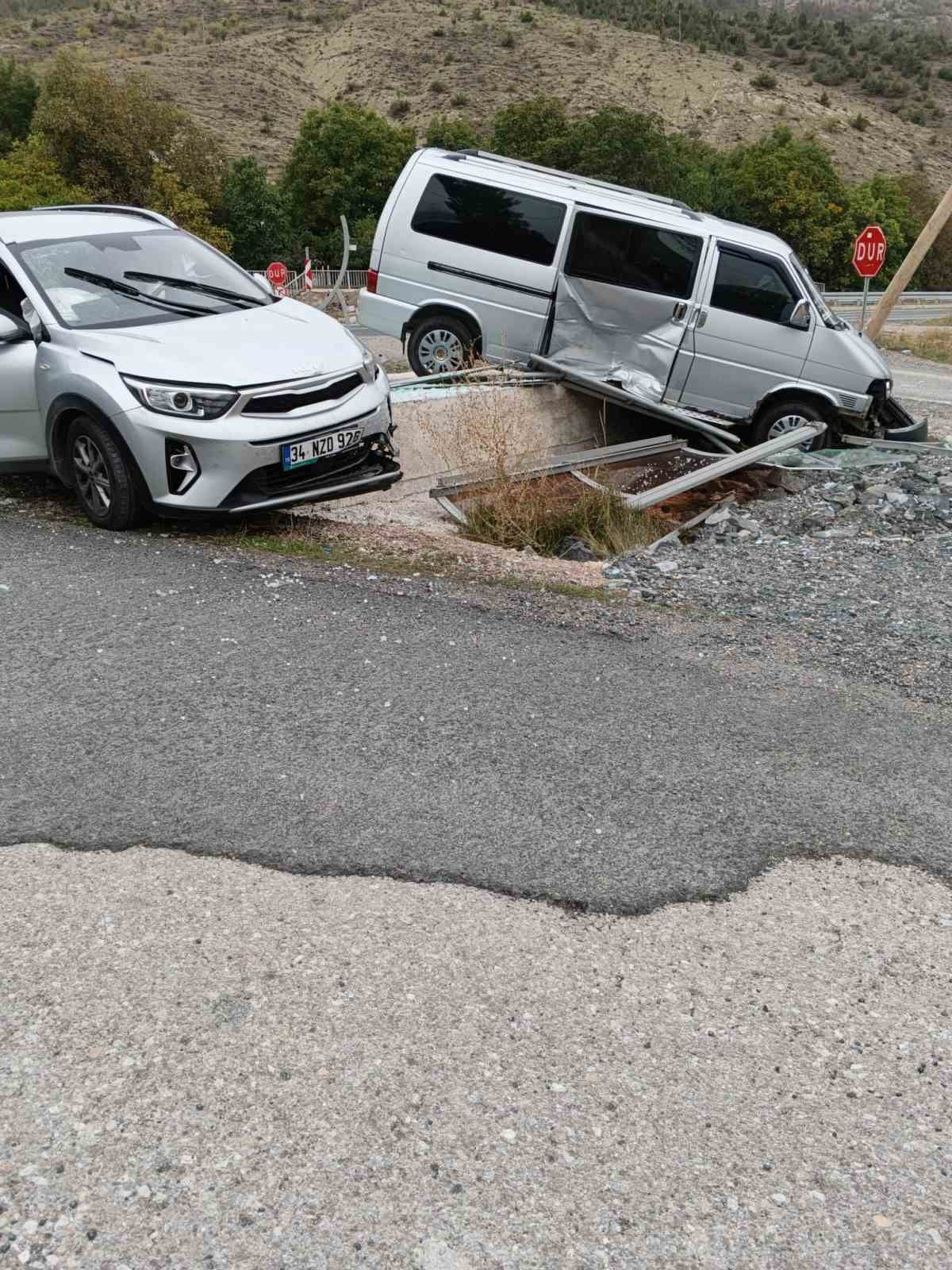 GÜMÜŞHANE’DE MİNİBÜS İLE OTOMOBİLİN ÇARPIŞMASI SONUCU MEYDANA GELEN TRAFİK KAZASINDA 4 KİŞİ...