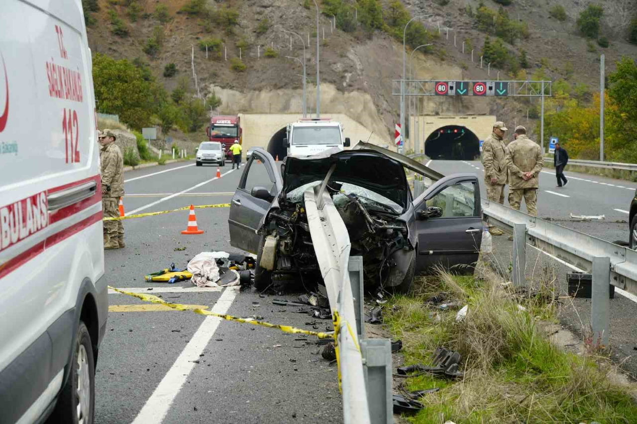 GÜMÜŞHANE’NİN MESCİTLİ KÖYÜ MEVKİİNDE OTOMOBİLİN BARİYERE SAPLANDIĞI KAZADA 1 KİŞİ HAYATINI...