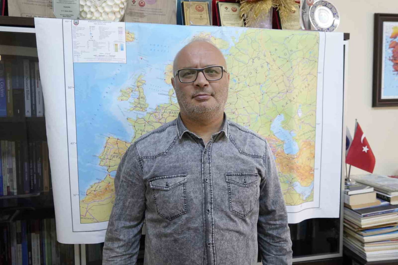 GÜMÜŞHANE ÜNİVERSİTESİ JEOFİZİK MÜHENDİSLİĞİ BÖLÜM BAŞKANI PROF. DR. NAFİZ MADEN