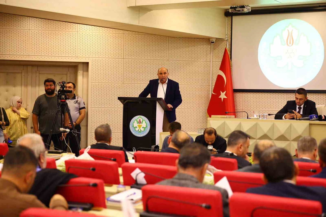 GÜNDEM MADDELERİNE GEÇİLMEDEN ÖNCE SÖZ ALAN SARIGÖL BELEDİYE BAŞKANI TAHSİN AKDENİZ, İLÇENİN TEMEL...