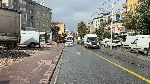 Güngören Abdi İpekçi Caddesi’nde tramvay, ters yönden dönüş yapan ticari minibüse...
