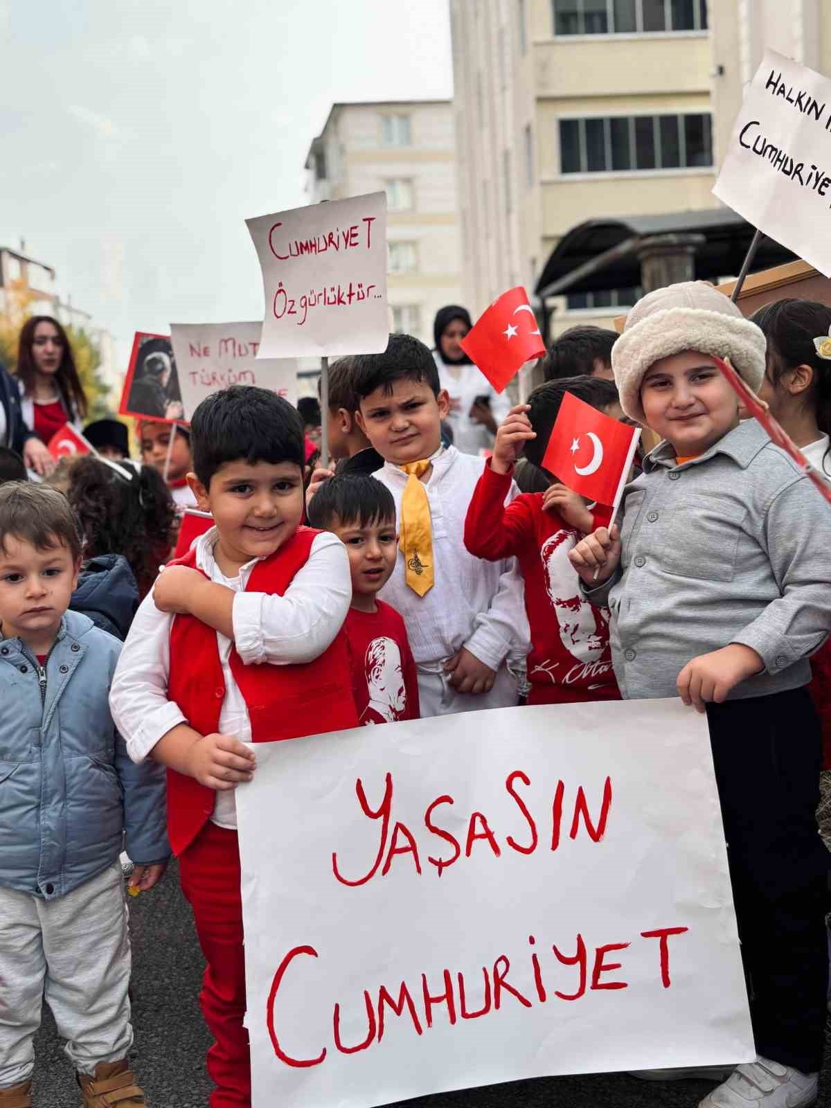 GURUR KREŞ VE GÜNDÜZ BAKIM EVİ ÖĞRENCİLERİ, CUMHURİYET'İN İLANININ YIL DÖNÜMÜ DOLAYISIYLA...