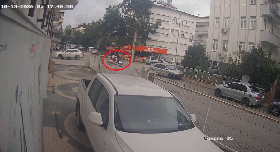 GÜVENLİK KAMERASINA YANSIYAN KAZADA, MOTOSİKLETLERİN ÇARPIŞTIĞI NOKTADAN 3 SANİYE ÖNCESİ ELİNDE...
