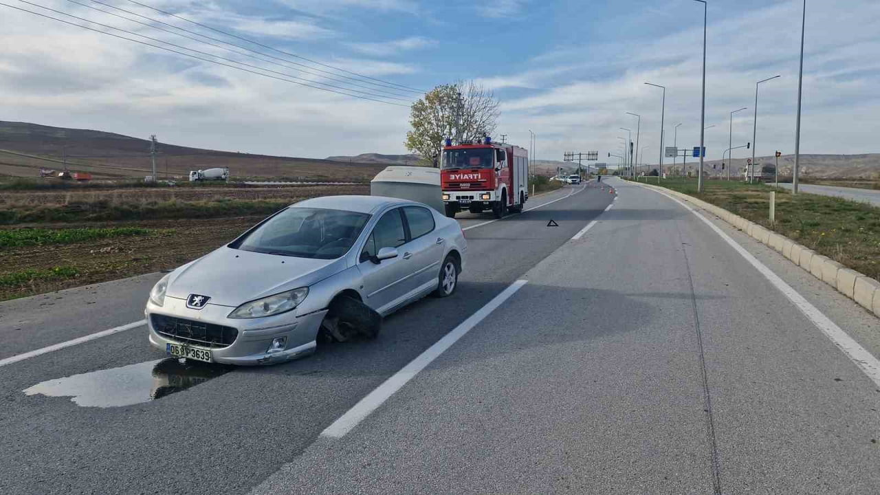 HAFİF TİCARİ ARAÇ İLE OTOMOBİL ÇARPIŞTI. ARAÇLARDA MADDİ HASAR OLUŞTU