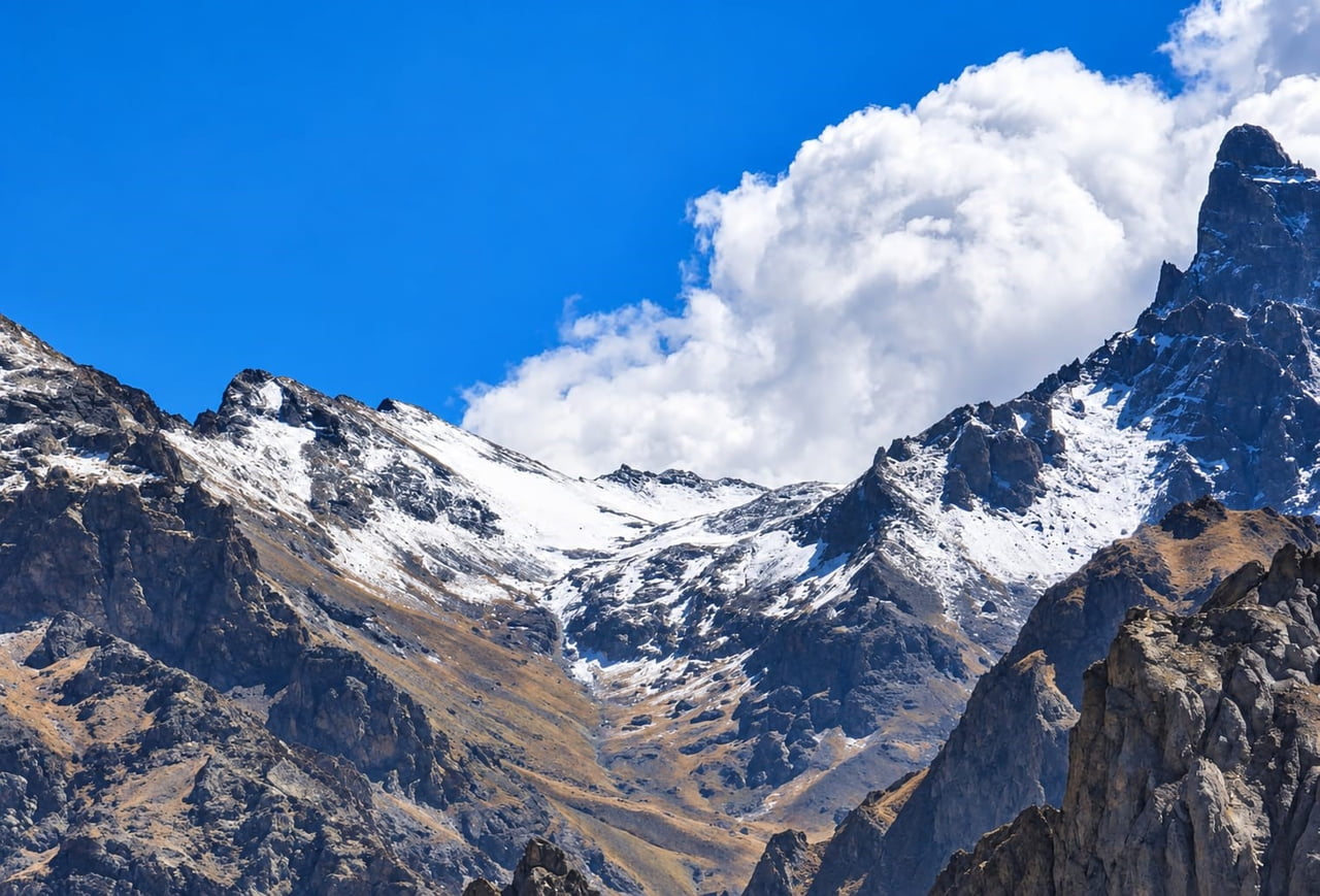 HAKKARİ'DE GECE SAATLERİNDE ETKİLİ OLAN YAĞMUR, SABAH SAATLERİNDE YÜKSEK KESİMLERDE YERİNİ KARA...