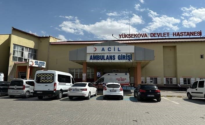 HAKKARİ'NİN YÜKSEKOVA DEVLET HASTANESİNE ATANAN 4 YENİ UZMAN HEKİMİN GÖREV BAŞLAMASIYLA HASTANENİN...