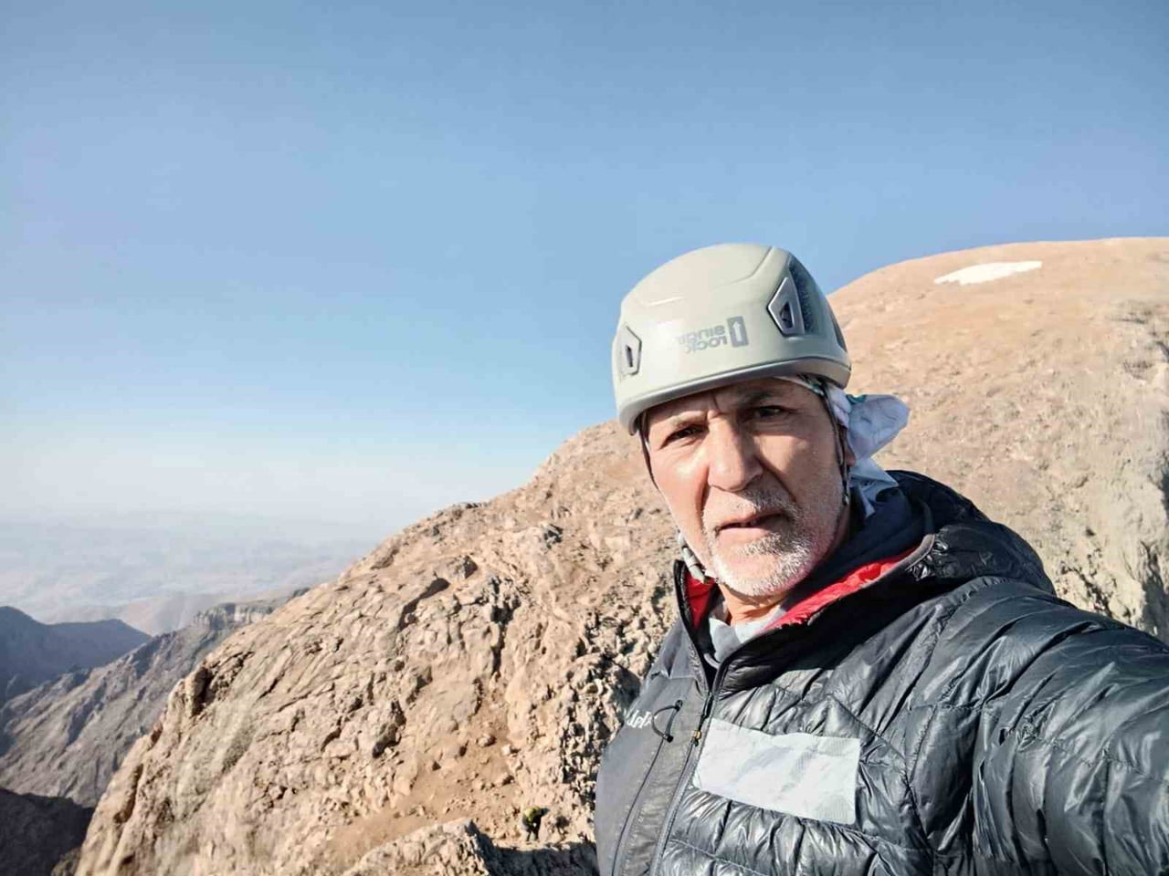HAKKARİ'NİN YÜKSEKOVA İLÇESİNDE BİR ARAYA GELEN DAĞCILAR, CİLO DAĞI'NIN 4 BİN 135 RAKIMLI...