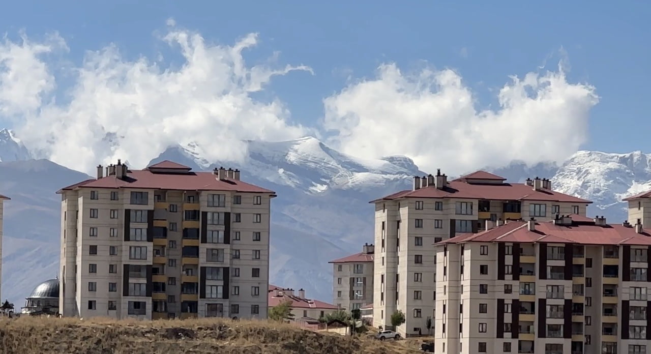 HAKKARİ'NİN YÜKSEKOVA İLÇESİNDE ETKİLİ OLAN SOĞUK HAVA VE YAĞIŞ, YÜKSEK KESİMLERDE KAR YAĞIŞINI...