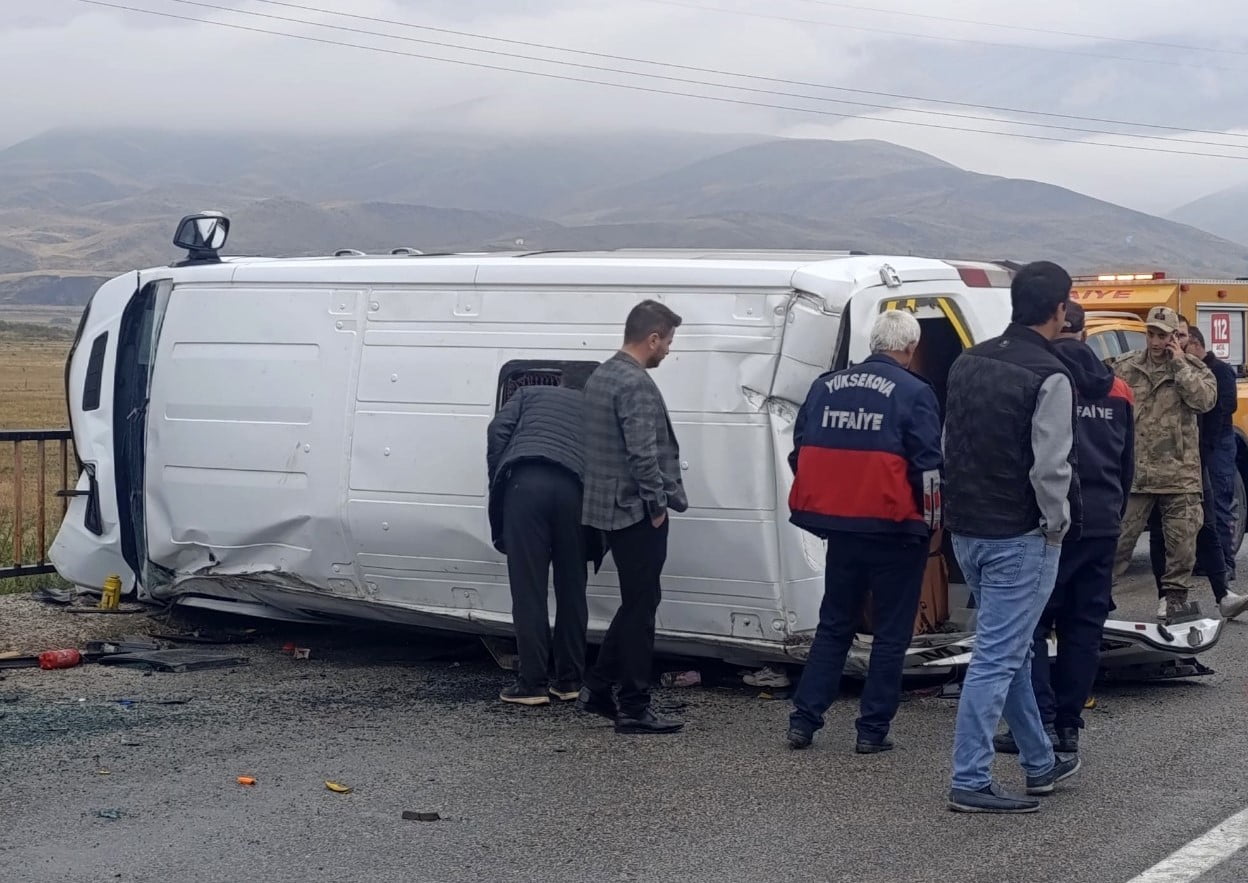 HAKKARİ'NİN YÜKSEKOVA İLÇESİNDE OKUL SERVİSİNİN DEVRİLMESİ SONUCU 10 ÖĞRENCİ...