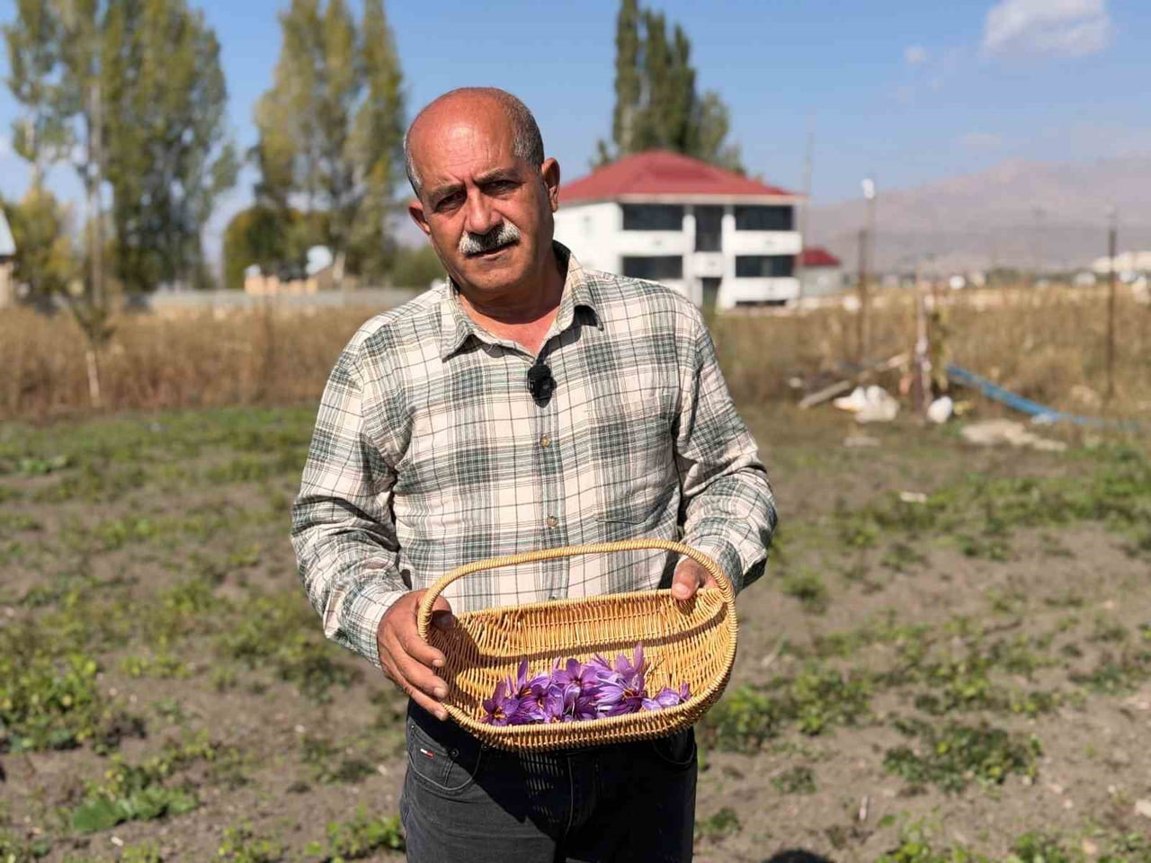 HAKKARİ'NİN YÜKSEKOVA İLÇESİNDE UZUN YILLAR ESNAFLIK YAPTIKTAN SONRA MESLEĞİNİ BIRAKARAK TARIMA...