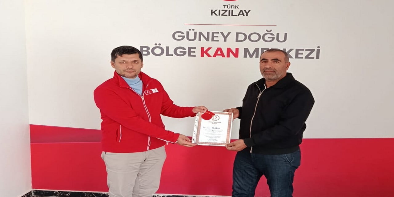 HAKKARİ’DE 11 KEZ KAN BAĞIŞINDA BULUNAN MURAT İRDEM, KIZILAY TARAFINDAN BRONZ MADALYA BERATI İLE...
