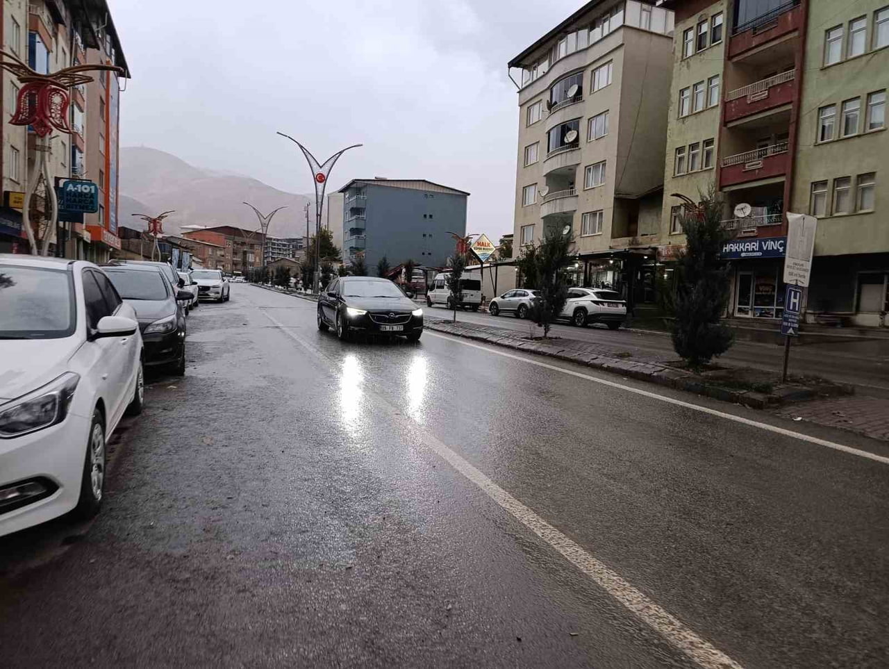 HAKKARİ’DE BAŞLAYAN SAĞANAK YAĞIŞ ETKİSİNİ SÜRDÜRÜYOR. YAĞIŞLA BİRLİKTE ETKİLİ OLAN SİS GÖRÜŞ...