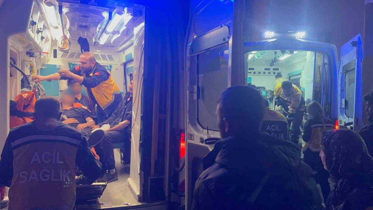 HAKKÂRİ’DE DÜZENSİZ GÖÇMENLERİ TAŞIYAN MİNİBÜSÜN KONTROLDEN ÇIKARAK DEREYE UÇMASI SONUCU 20 KİŞİ...