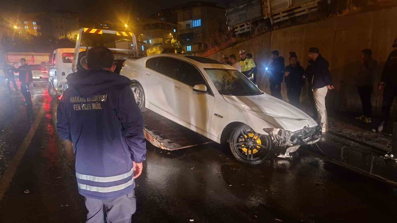 HAKKARİ’NİN KEKLİKPINAR MAHALLESİ’NDE YAĞIŞ NEDENİYLE KONTROLDEN ÇIKAN OTOMOBİLİN YOL KENARINDAKİ...