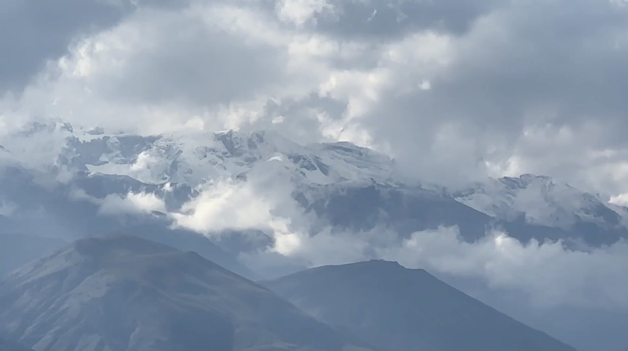HAKKARİ’NİN YÜKSEKOVA İLÇESİNDE ETKİSİNİ SÜRDÜREN YAĞIŞLI HAVA NEDENİYLE CİLO DAĞLARI BEYAZI...