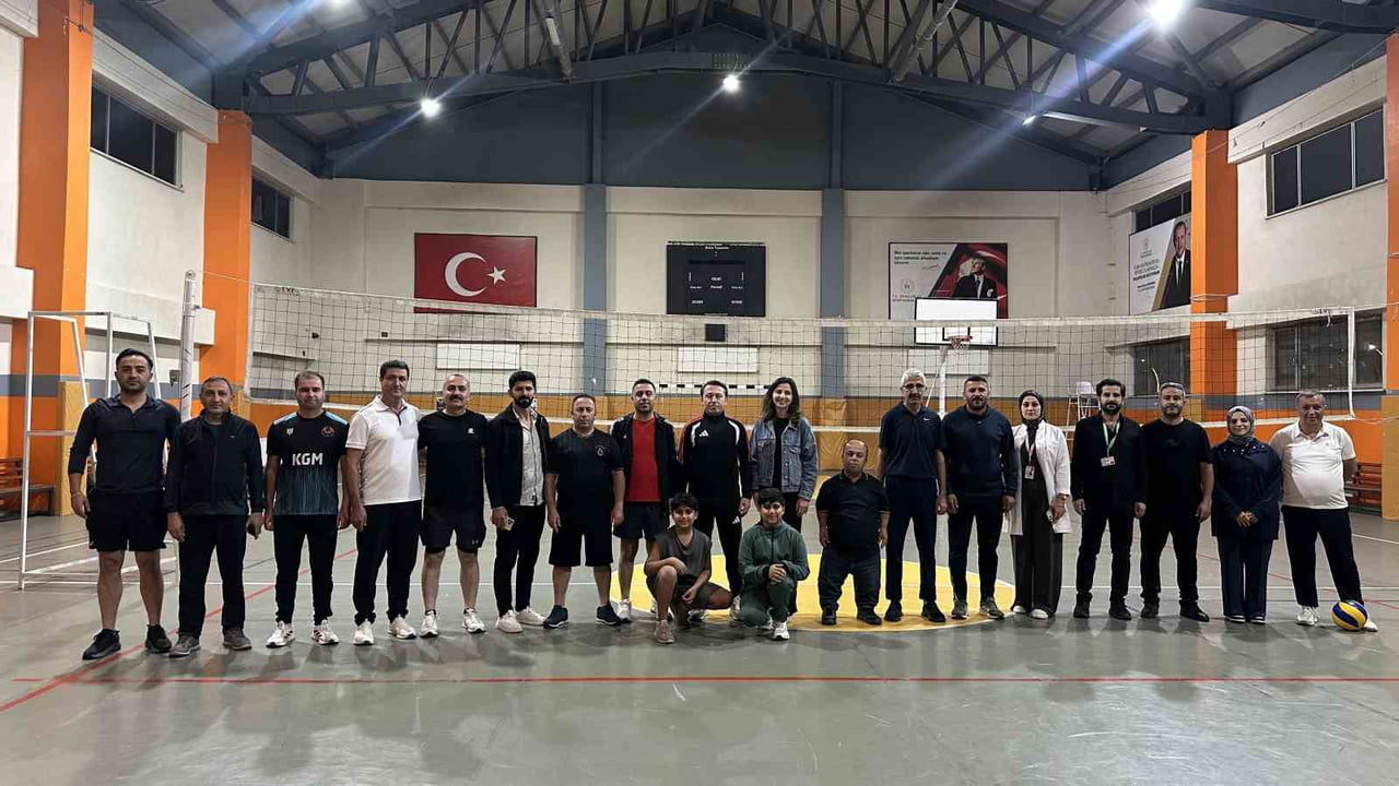 HAKKARİ’NİN YÜKSEKOVA İLÇESİNDE GÖREV YAPTIĞI GÜNDEN BU YANA HALKLA İÇ İÇE BİR YÖNETİM SERGİLEYEN...